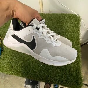 Nike Legend Essential 2 Men's Shoes White Black  CQ9356-002 Size 8.5 Used